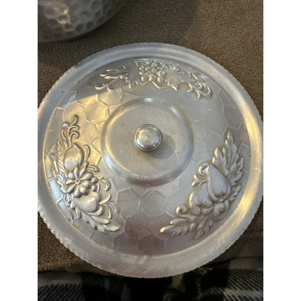 VINTAGE HAMMERED ALUMINUM POT with FLOWER Embellished LID by NASCO in ITALY (TD)